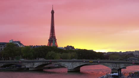 Bunter-Sonnenuntergang-In-Paris-Mit-Der-Seine-In-Sichtweite