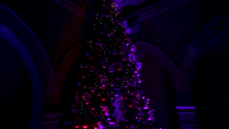 árbol-De-Navidad-En-La-Iglesia-En-Egipto---ángulo-Bajo---Una-Cámara-Moviéndose-De-Abajo-Hacia-Arriba