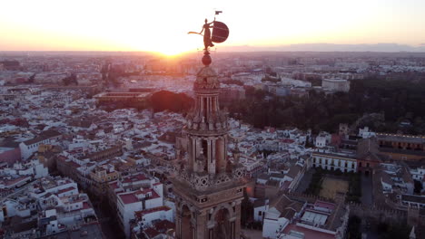 Giraldillo-sculpture-at-top-of-bell-tower-at-sunset,-Seville-Cathedral