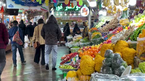 Frutas-Tropicales-Verduras-Nueces-Semillas-Hongos-Hierbas-Y-Especias-Mercado-Bazar-Gran-Centro-Comercial-Tradicional-De-Teherán-En-Tajrish-Irán-Gente-Compras-Víspera-De-Año-Nuevo-Comida-Saludable-Tienda-Local-Ropa-Colorida