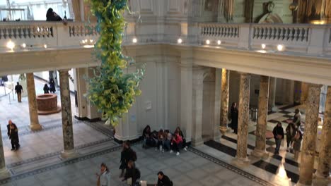 Eingangshalle-Des-Victoria-And-Albert-Museum-Mit-Seinem-Prächtigen-Glaskronleuchter-Und-Einer-Glasskulptur-Von-Dale-Chihuly