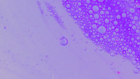 El-Líquido-Púrpura-Grasiento-Fluye-Sobre-Una-Superficie-Con-Burbujas-Y-Suciedad