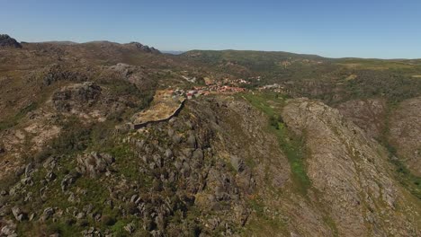 Mittelalterliche-Burgruine-Auf-Dem-Berggipfel-Von-Castro-Laboreiro-In-Portugal