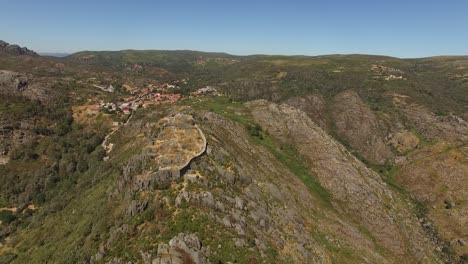 Luftaufnahme-Des-Dorfes-Castro-Laboreiro-Und-Der-Mittelalterlichen-Burg-Auf-Einem-Berggipfel-Im-Norden-Portugals-In-Der-Nähe-Von-Spanien