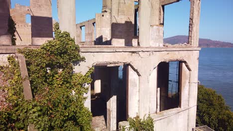 Gimbal-Kippt-Nach-Oben,-Aufnahme-Der-Ruinen-Des-Wachhauses-Auf-Der-Insel-Alcatraz-In-Der-Bucht-Von-San-Francisco