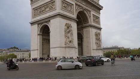 El-Famoso-Monumento-Del-Arco-Del-Triunfo-En-París-Vista-Lateral