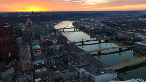 Sonnenuntergang-über-Der-Skyline-Von-Pittsburgh