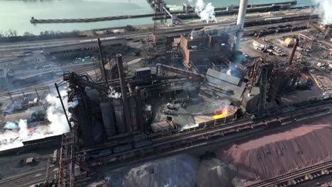 US-Stahlwerk-Mit-Rauch,-Dampf,-Geschmolzenen-Metallen-Und-Maschinen