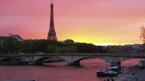 Bunter-Sonnenuntergang-In-Paris-Mit-Der-Seine-In-Sichtweite