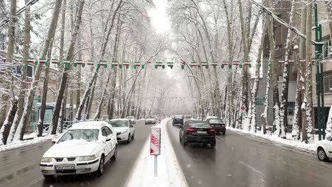 Symmetrische-Ansicht-Einer-Malerischen-Straße-In-Teheran,-Iran,-Schneelandschaft,-Stadtbild-An-Einem-Kalten,-Eiskalten-Tag,-Ahornbaum-Seitengehweg-Perspektive,-öffentliche-Verkehrsmittel-Bei-Outdoor-Aktivitäten-Auf-Reisen-In-Den-Nahen-Osten
