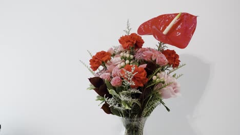 Drehen-Und-Nach-Innen-Schieben,-Ein-Wunderschöner-Fertiger-Blumenstrauß-In-Einer-Glasvase