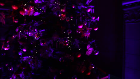 árbol-De-Navidad-En-La-Noche-Con-Luces-Moradas---Cámara-En-Movimiento