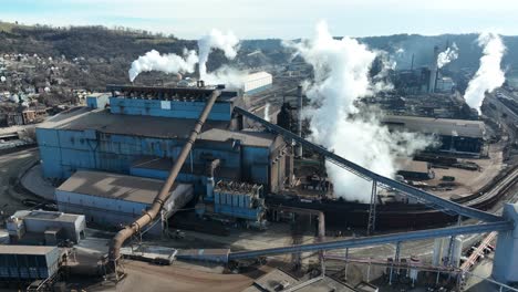 Rauch-Und-Dampf-Steigen-Aus-Schornsteinen-Einer-Amerikanischen-Stahlfabrik-Auf