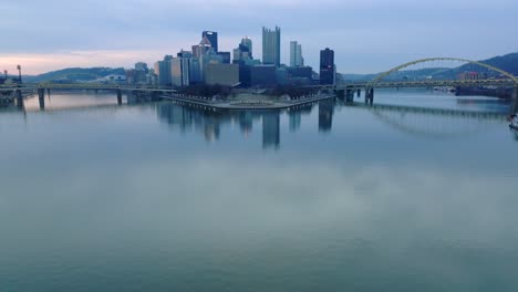 Una-Vista-Panorámica-Del-Parque-Estatal-Point-En-Pittsburgh-Ofrece-Una-Visión-De-La-Convergencia-De-Tres-Ríos-Y-La-Ciudad-Más-Allá