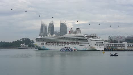 Wunderschöne-Landschaftsansichten-Des-Resorts-World-Cruises,-Das-Am-Singapore-Cruise-Centre-Angedockt-Ist,-Seilbahnen-Und-Fähren-In-Der-Nähe-Der-Insel-Sentosa