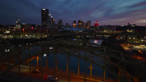 Autos-überqueren-Nachts-Die-Gelbe-Brücke-über-Den-Allegheny-River-In-Pittsburgh