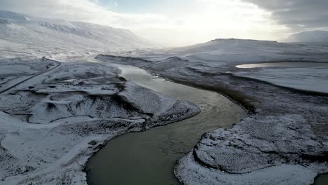 Magnífico-Paisaje-Del-Río-Nevado-En-El-Valle-De-Islandia,-Paisaje-Aéreo