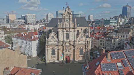 Römisch-katholische-Pfarrkirche-Im-Zentrum-Von-Brüssel,-Luftaufnahme,-Drohnenaufnahme