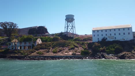 Gimbal-Nahaufnahme-Eines-Schwenks-Um-Die-Insel-Alcatraz-Von-Einem-Fahrenden-Boot-In-Der-Bucht-Von-San-Francisco-Aus