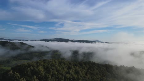 Drone-Aéreo-Sobrevuelo-Bosque-Montaña-Con-Niebla,-Costa-Rica,-4k