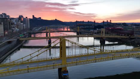 Sonnenuntergang-über-Drei-Gelben-Brücken-Und-Dem-PNC-Park-In-Pittsburgh,-Pennsylvania