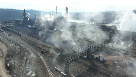 Dampf--Und-Schadstoffemissionen-Aus-Einem-Stahlwerk-In-Pittsburgh,-Pennsylvania