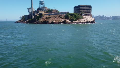 Gimbal-Kippt-Nach-Oben,-Aufnahme-Von-Der-Bucht-Von-San-Francisco-Auf-Die-Rückseite-Der-Insel-Alcatraz-Auf-Einem-Fahrenden-Boot