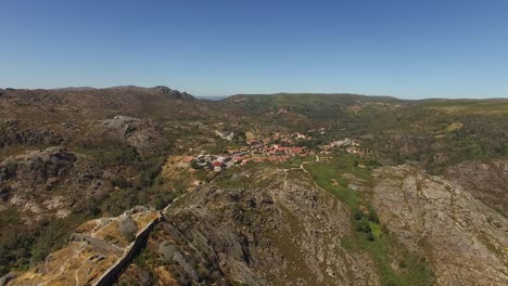Flug-über-Mittelalterliche-Burgruinen-Auf-Dem-Berggipfel-Von-Castro-Laboreiro-In-Portugal