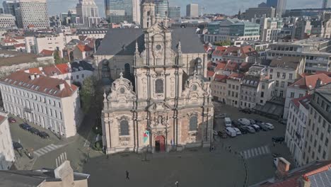 Iglesia-Parroquial-Católica-Romana-En-El-Centro-De-Bruselas-Vista-Aérea-Tiro-De-Drones