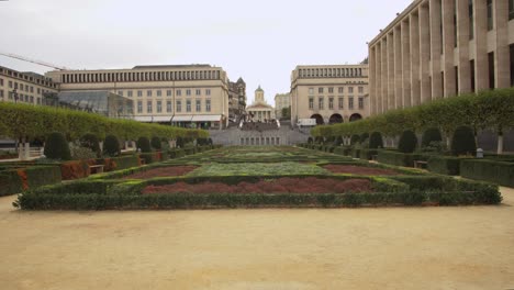 Garten-Mit-Quadratischen-Büschen-Neben-Einer-Statue-In-Brüssel