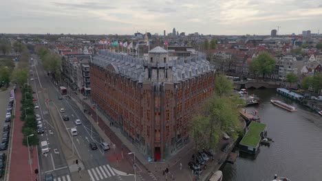 Antiguo-Edificio-Gótico-En-Amsterdam-Vista-Aérea-Tiro-De-Drone