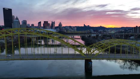 Gelbe-16.-Straßenbrücke-In-Pittsburgh,-Pennsylvania