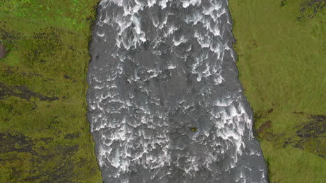 Luftaufnahme:-Von-Oben-Nach-Unten-Ist-Eine-Aufnahme-Des-Berühmten-Skogafoss-Wasserfalls-In-Island-Zu-Sehen