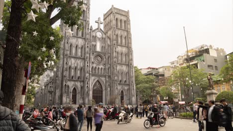 January-12-2023-Hanoi-Cathedral,-Vietnam---Busy-4k-Time-Lapse-of-Hanoi-Cathedral's-Crowded-square:-Urban-Life,-Tourist-Attraction,-and-Vietnamese-Culture-in-Motion