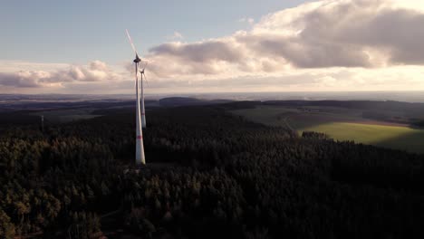 Windkraftanlagen-Bei-Wunderschönem-Sonnenuntergang