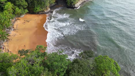 Luftaufnahme-Eines-Abgelegenen-Goldenen-Strandes-Im-Pazifischen-Ozean-Von-Kolumbien