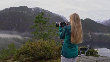 Junge-Frau-Fotografiert-Raue-Norwegische-Landschaft-Mit-Neuer-Spiegelloser-Kamera