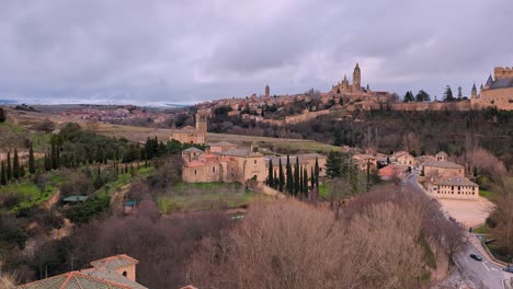 Von-Links-Nach-Rechts-Schwenk-Der-Skyline-Von-Segovia-An-Einem-Bewölkten-Wintermorgen
