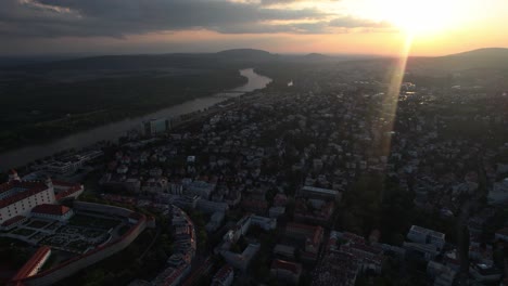Tiro-Giratorio-Aéreo-Que-Revela-El-Castillo-De-Bratislava-Y-La-Impresionante-Ciudad