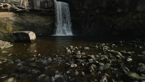 Wasserfall-Nähert-Sich-Auf-Niedrigem-Niveau-Und-Gleitet-über-Den-Bach-In-Der-Englischen-Landschaft-In-Ingleton,-Yorkshire,-Großbritannien