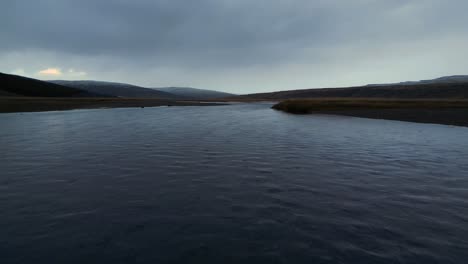 Fließender-Gletscherfluss-An-Einem-Düsteren,-Stürmischen-Island-Tag---Luftlandschaft