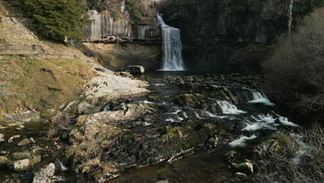 Annäherung-An-Den-Slow-Motion-Wasserfall-Mit-Fließendem-Bach-Am-Ingleton-Waterfall-Trail-In-Yorkshire,-Großbritannien