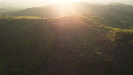 Epische-Naturgebirgslandschaft-In-Der-Slowakei,-Unterer-Tatra-wald,-Goldene-Stunde