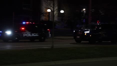Massenerschießung-An-Der-Michigan-State-University-Vorbeifahrende-Polizisten