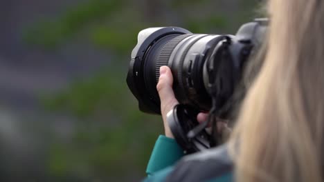 Mujer-Fotógrafa-Dispara-En-Noruega
