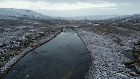 Río-En-El-Paisaje-Nevado-De-La-Tundra-De-Islandia---Vista-Aérea-De-Drones-Del-Paisaje-Natural