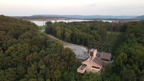Luftaufnahme-Eines-Krans-über-Das-Alte-Besucherzentrum,-Raccoon-Mountain-Reservoir,-Chattanooga,-Tennessee