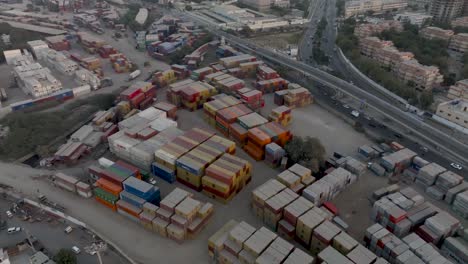 Luftaufnahme-Von-Gestapelten-Frachtcontainern-Am-Lagerstandort-In-Karatschi