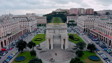 Icónico-Memorial-De-Guerra-En-La-Plaza-De-La-Victoria,-Génova