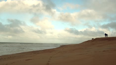 Nordstrand-Oder-Praia-De-Norte-In-Nazare,-Portugal,-Statische-Kopienraumansicht,-Menschen-Im-Hintergrund